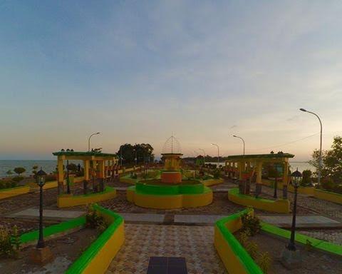 Menatap Gunung Daik Sambil Bersantai di Taman Tanjung Buton